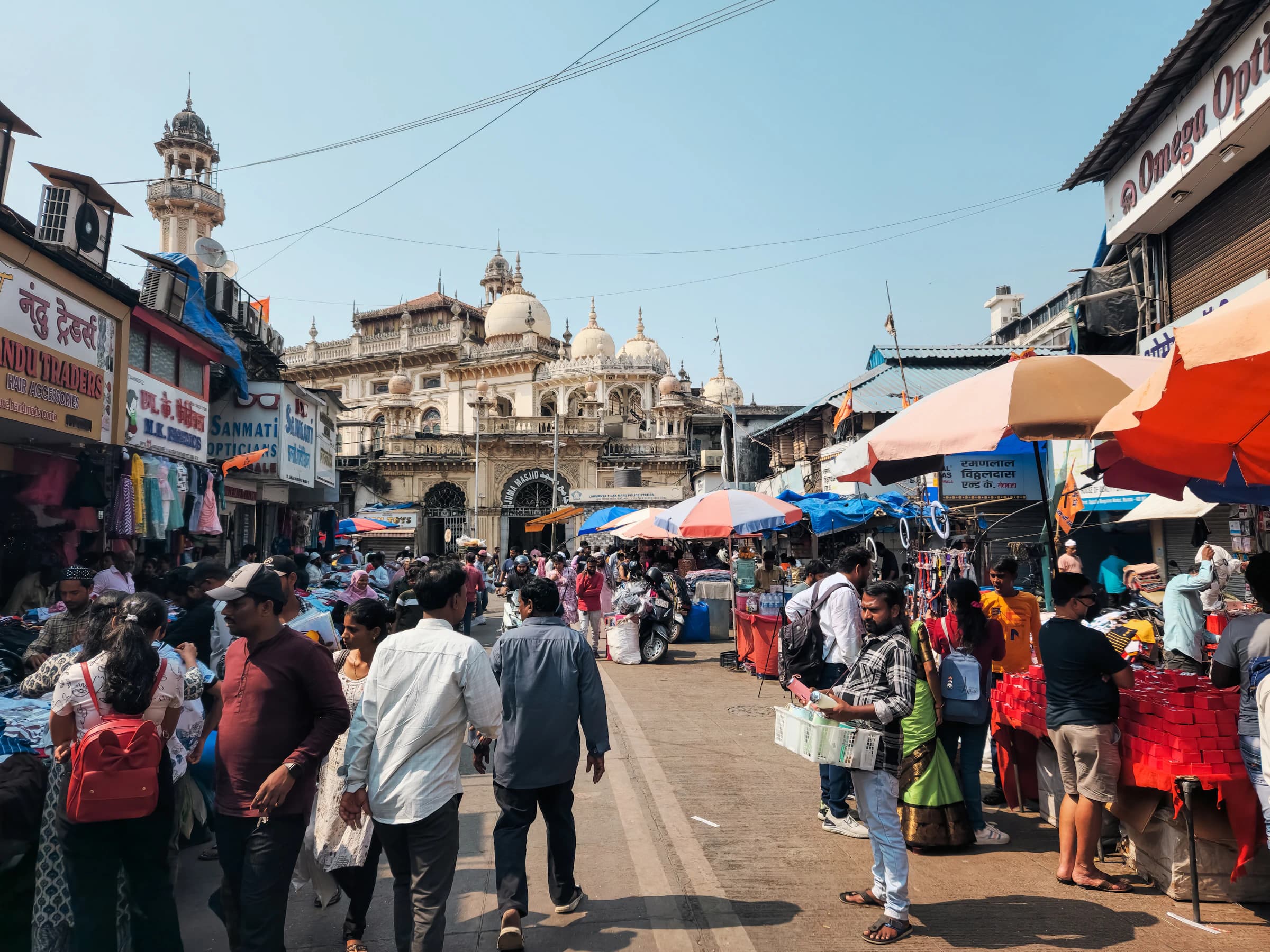 People walking through a busy Mumbai market